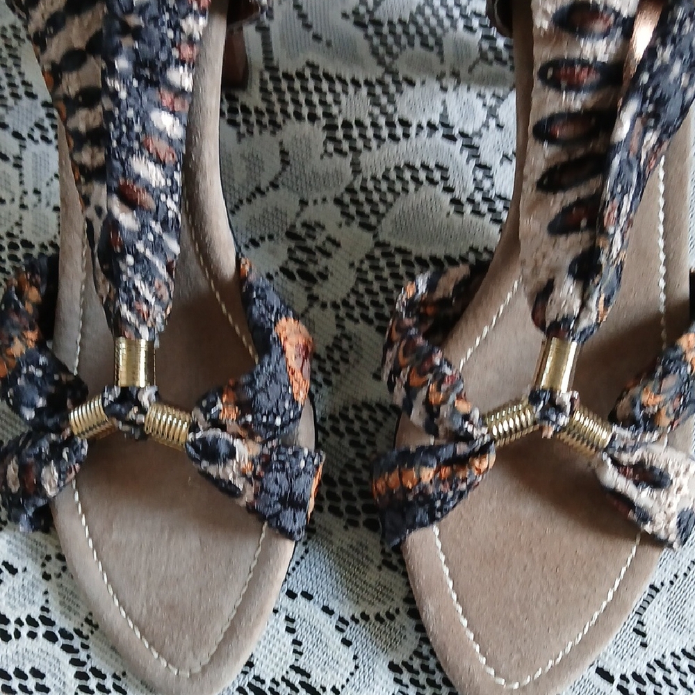 J.Renee Cream and Black Sandals with Elegant Design - Picture 7 of 7